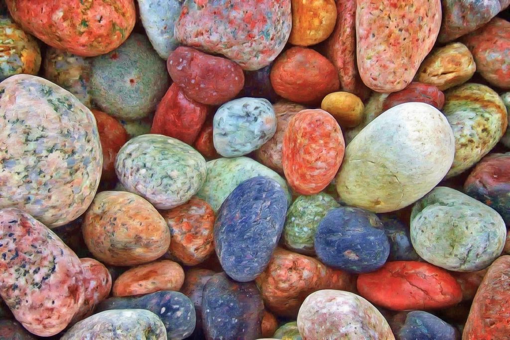 erivärisiä kiviä