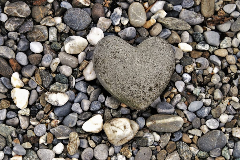 sydämenmuotoinen kivi